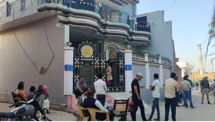 Theft In Mahoba : भूतपूर्व सूबेदार के घर से पचास लाख की चोरी, पत्नी का इलाज कराने गए थे दिल्ली