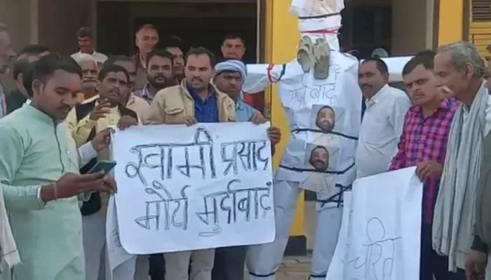 Unnao में युवाओं ने स्वामी प्रसाद मौर्य के पुतले को चप्पलों से पीटने के बाद नाले में बहाया, मुर्दाबाद के लगाए नारे