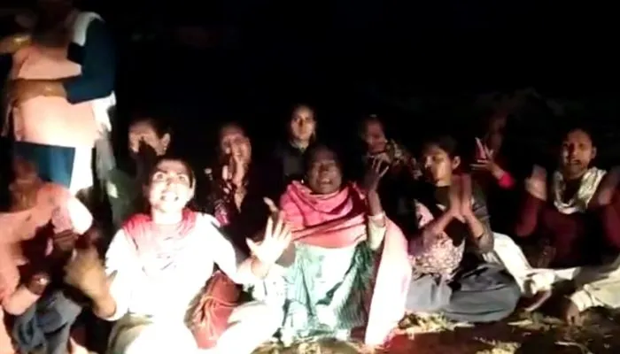 उन्नाव में खनन माफियाओं के हौसले बुलंद, खोद डाला किन्नरों का कब्रिस्तान, मचा बवाल