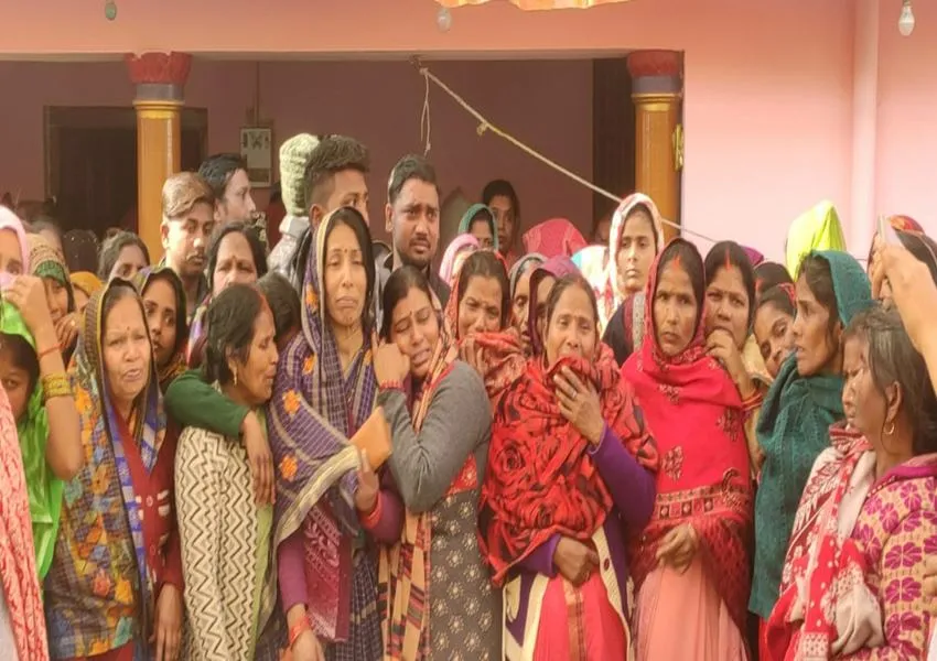 बहराइच: गांव पहुंचा प्रिया का शव तो परिजनों संग बिलख उठा पूरा भयापुरवा, एक साथ जलेंगी मां और दो बेटियों की चिताएं 