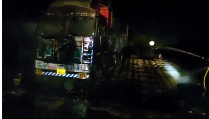 Unnao News : Lucknow Kanpur Highway पर गैस सिलेंडर लदे ट्रक में लगी आग, चालक ने कूदकर बचाई जान