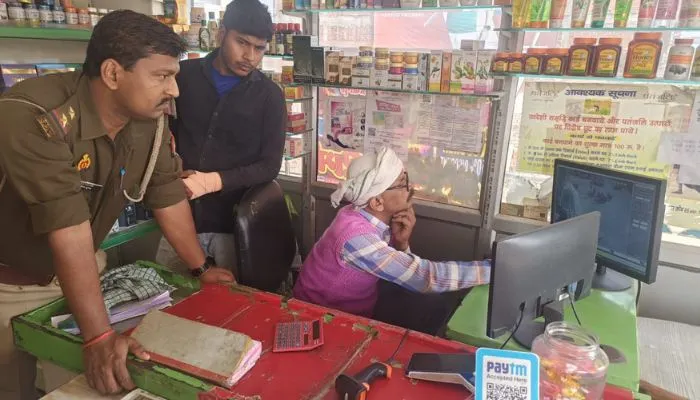 Unnao Crime : दिनदहाड़े लुटेरों ने झपट्टा मारकर महिला का मंगलसूत्र लूटा, पुलिस सीसीटीवी फुटेज से तलाश में जुटी