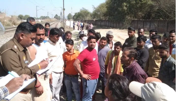 Unnao News : युवती ने ट्रेन के आगे कूदकर दी जान, तीन भाई-बहनों में सबसे बड़ी थी