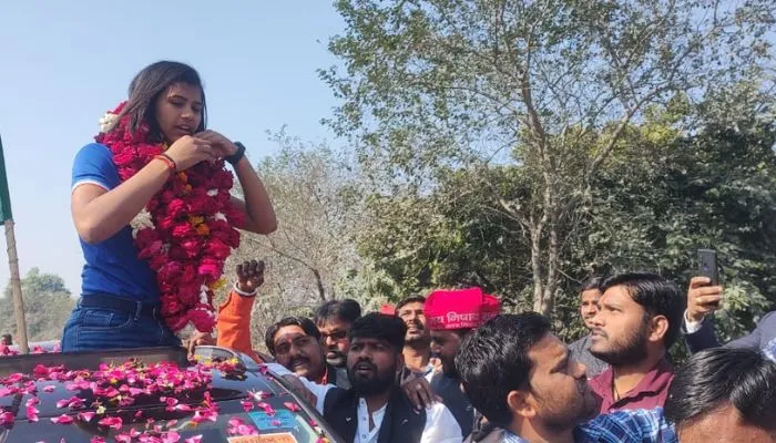Unnao News : महिला क्रिकेटर अर्चना निषाद के स्वागत को उमड़ा हुजूम, जनता व जनप्रतिनिधियों ने लिया हाथो हाथ