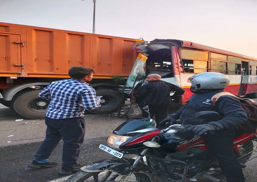 उन्नाव: हाईवे पर ट्राला से भिड़ी रोडवेज, मची चीख पुकार, कई घायल