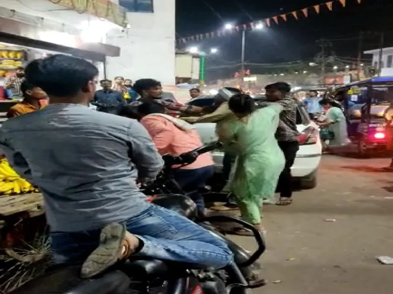 उन्नाव में महिला ने युवकों पर बरसाई चप्पले, Video हुआ Viral