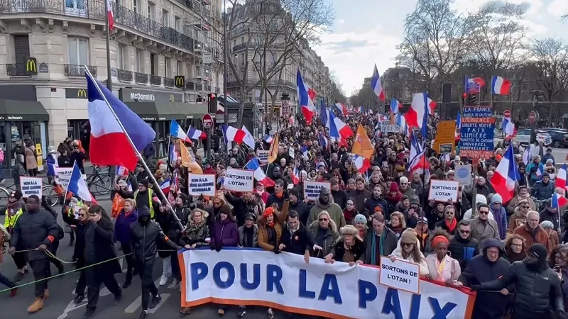 Ukraine को हथियार भेजने के विरोध में सड़को पर उतरे हज़ारों लोग, पेरिस में निकाला शांति रैली मार्च 