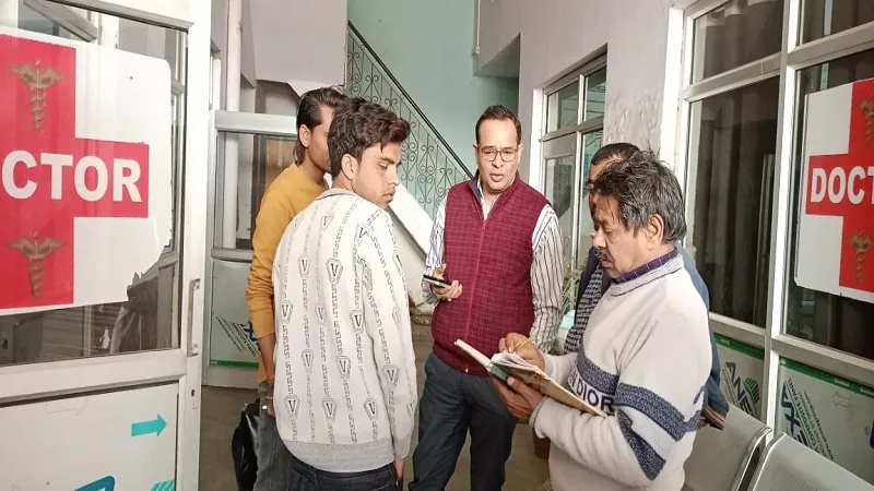 संभल: नोडल अधिकारी ने सील किए दो अवैध अस्पताल