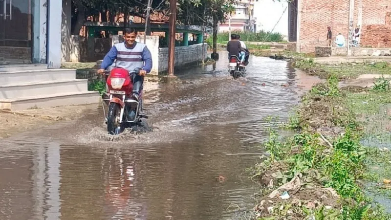 संभल: जलभराव के चलते साइकिल सवार छात्र नाले में गिरा