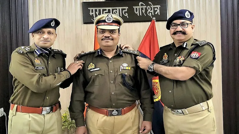 मुरादाबाद : एडीजी व डीआइजी ने एसपी रामपुर के कंधे पर लगाया स्टार