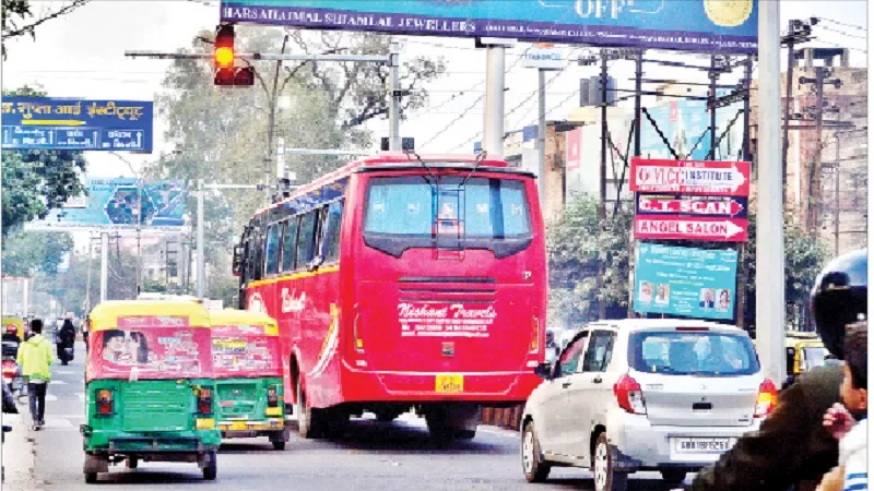 मुरादाबाद : जाम में फंसे रहे वाहन, चौराहों पर हेलमेट जांच में जुटी पुलिस