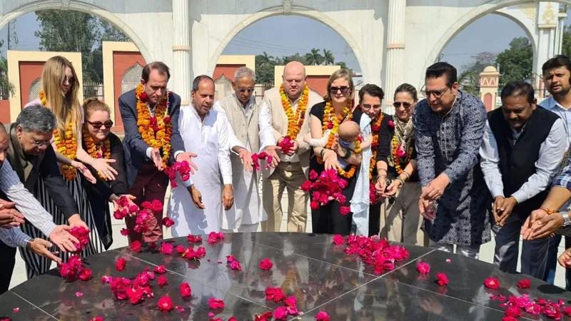 रामपुर : राजनयिकों ने गांधी समाधि पर अर्पित की पुष्पांजलि 