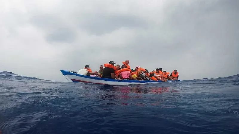Italy के तट के निकट प्रवासियों की नौका दुर्घटनाग्रस्त, 30 लोगों की मौत