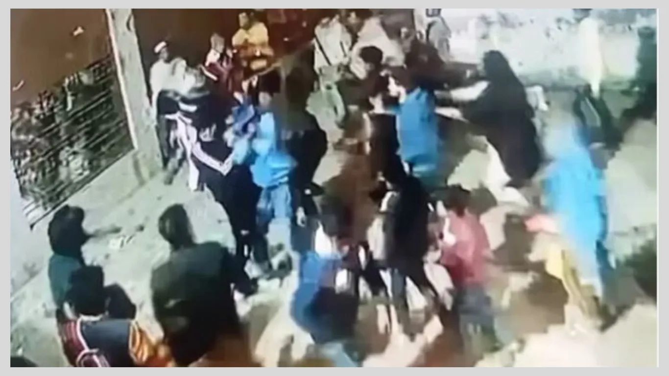 रुड़कीः जमीनी रंजिश में पुरुषों समेत महिलाओं ने चटकाईं लाठियां, कई घायल, वीडियो वायरल