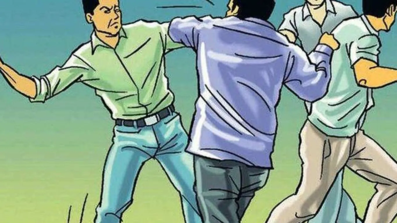 हल्द्वानीः बर्थडे केक को मुंह पर लगाने पर जूतमपैजार, जमकर चले लाठी-डंडे