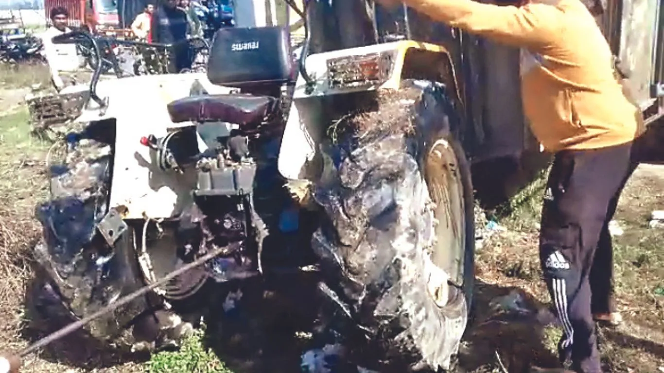 जसपुर: चलते-चलते दो हिस्सों में बंटा ट्रैक्टर, टला बड़ा हादसा 