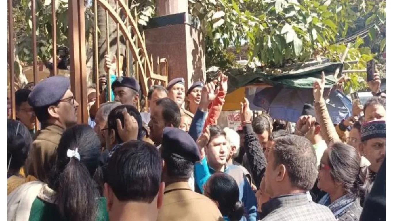 Uttarakhand paper leak: बेरोजगार संघ ने की सरकार के खिलाफ नारेबाजी, बॉबी पवार को रिहा करने की उठाई मांग