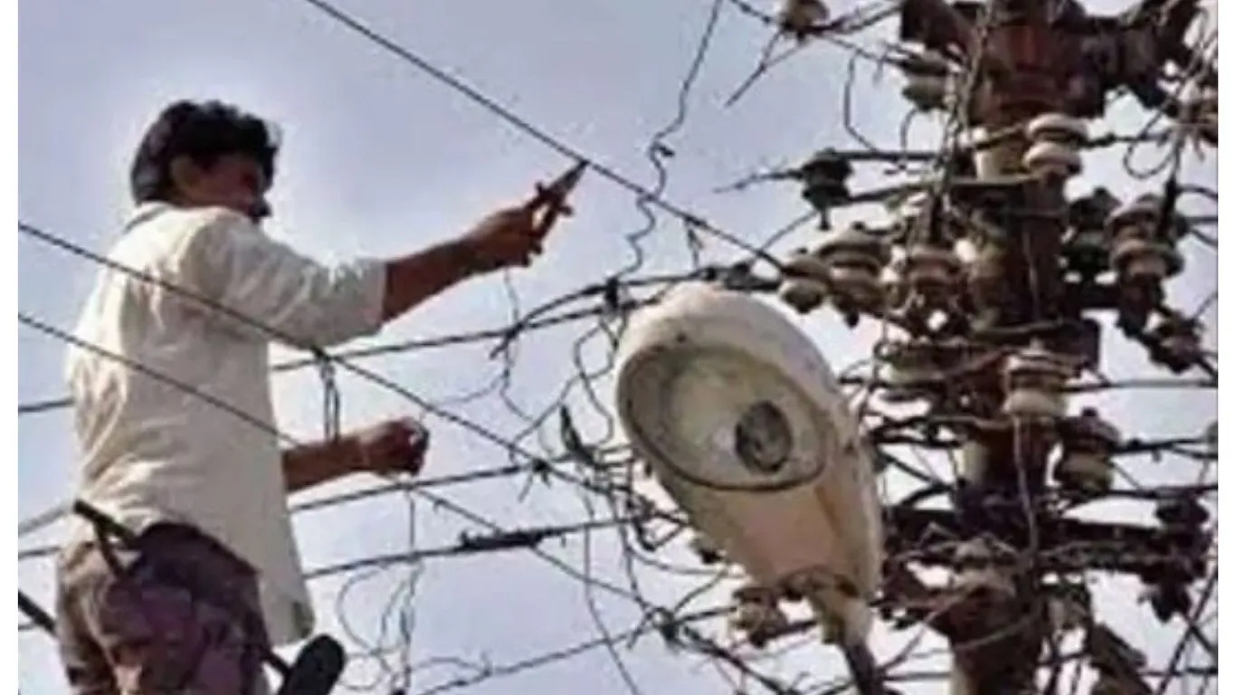 खटीमाः विद्युत विभाग ने 22 कनेक्शन काटे, 50 हजार बकाया वसूला