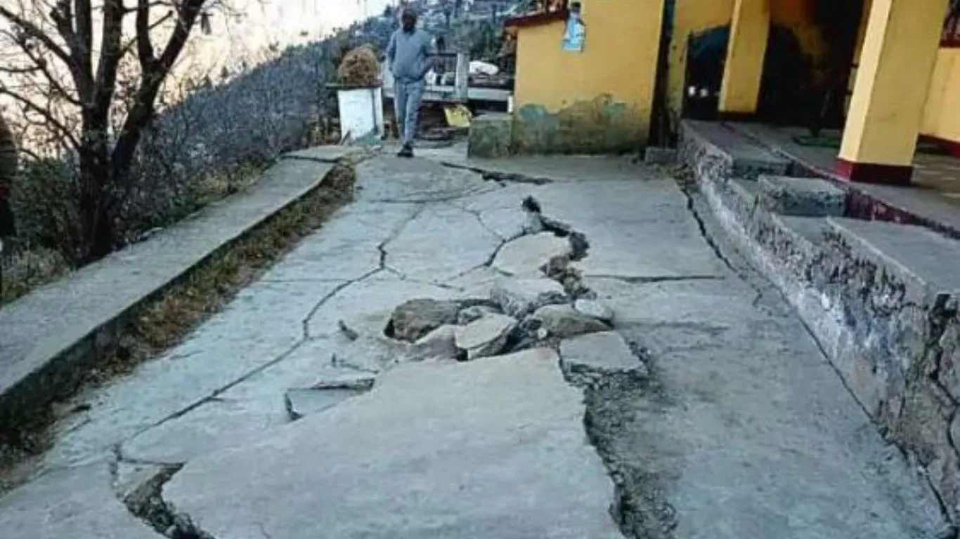 Joshimath Crisis: जोशीमठ के लोगों की फिर बढ़ी चिंता, सुनील गांव में फिर से दिखीं दरारें