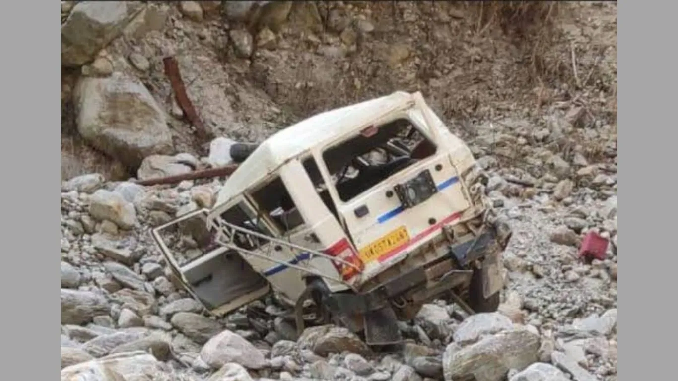 चंपावतः पहाड़ से नीचे खाई में गिरी बोलेरो, चालक की मौत, दो घायल