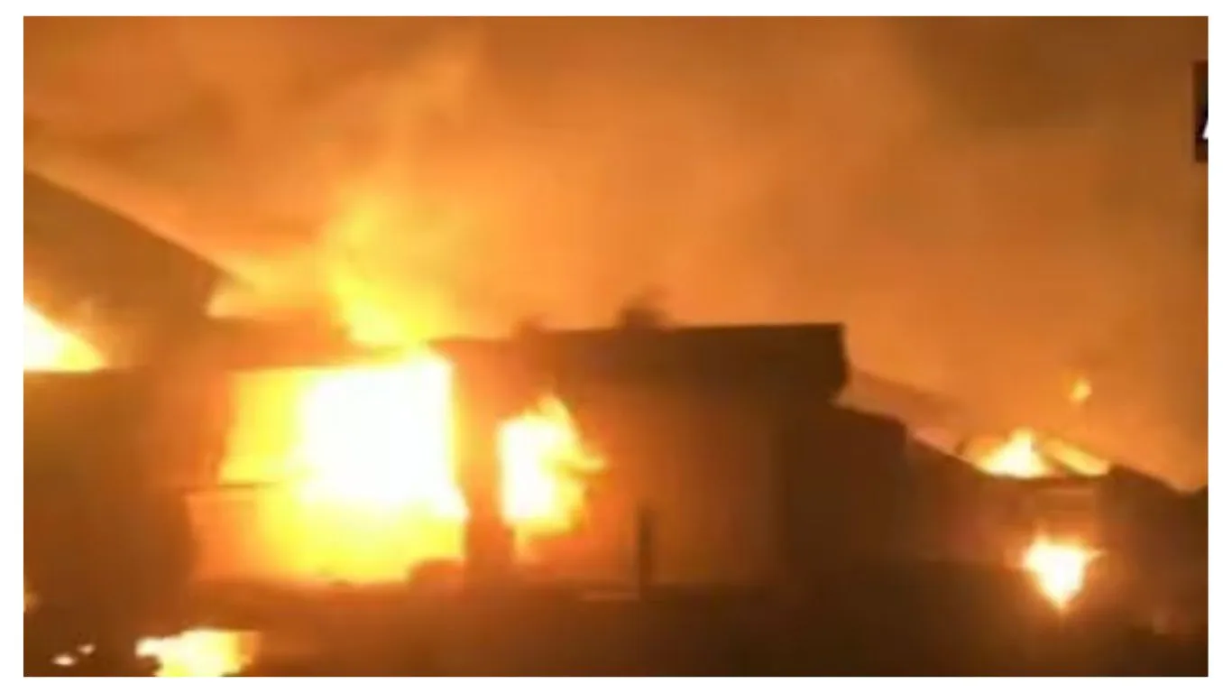 गदरपुरः गोदाम में आग लगने से लाखों रुपए के नुकसान का आशंका