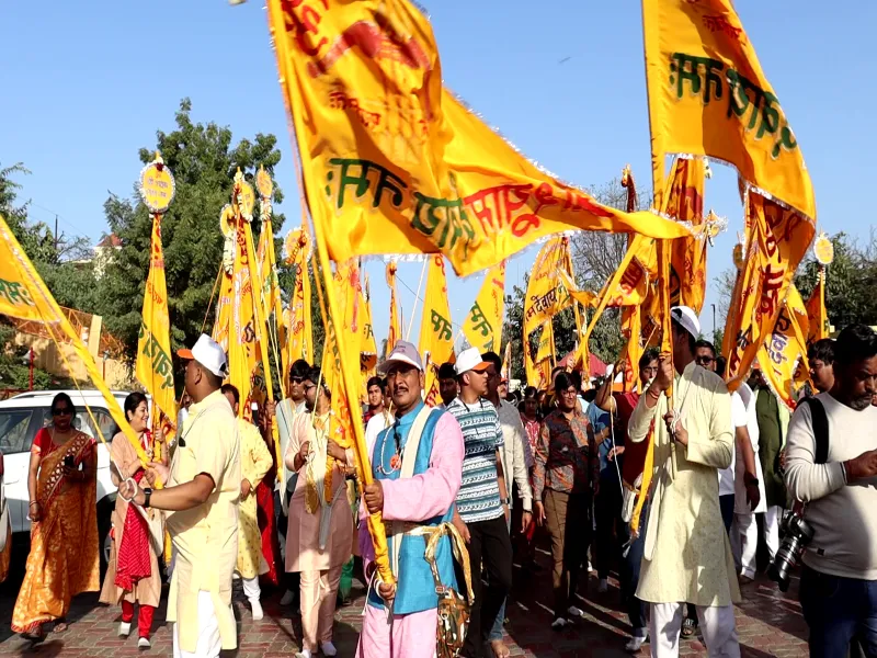 लखनऊ: भक्तों ने खाटू श्याम की निकाली सतरंगी ध्वजा शोभायात्रा, बाबा को अर्पित किया निशान