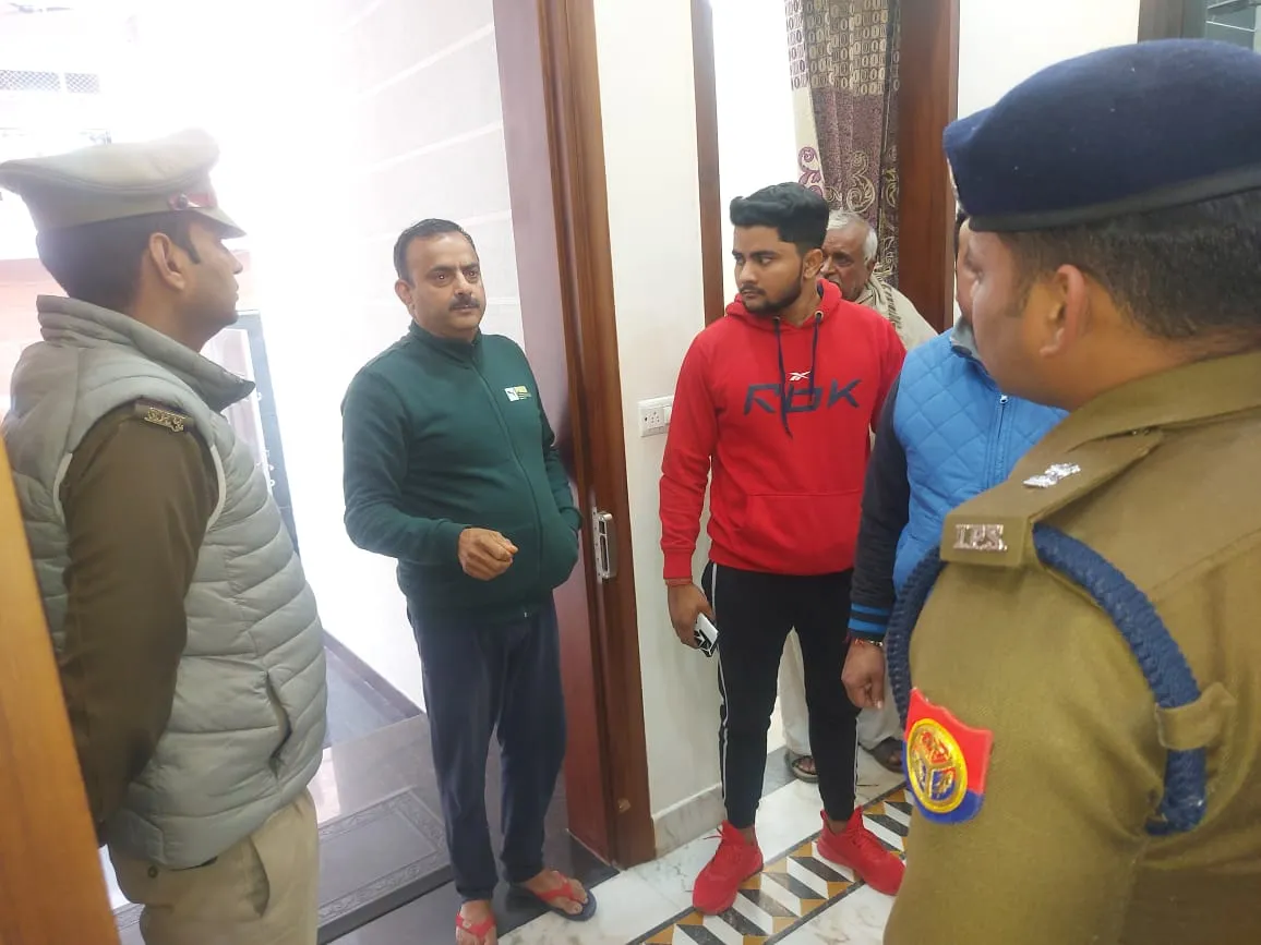 मेरठ: ठेकेदार और बेटे को बंधक बनाकर दिनदहाड़े लूटपाट, जांच में जुटी पुलिस