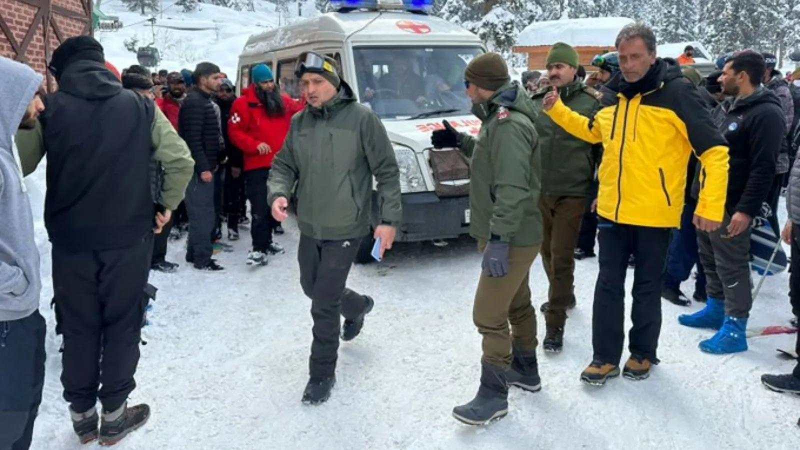 जम्मू-कश्मीर: गुलमर्ग में हिमस्खलन में 2 विदेशी नागरिकों की मौत, बचाव दल मौके पर मौजूद