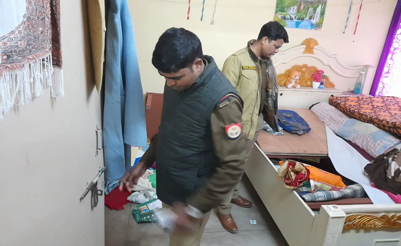 शाहजहांपुर: दिन दहाड़े CHC प्रभारी समेत चार आवासों में चोरी, नगदी समेत लाखों रुपए का माल ले उड़े