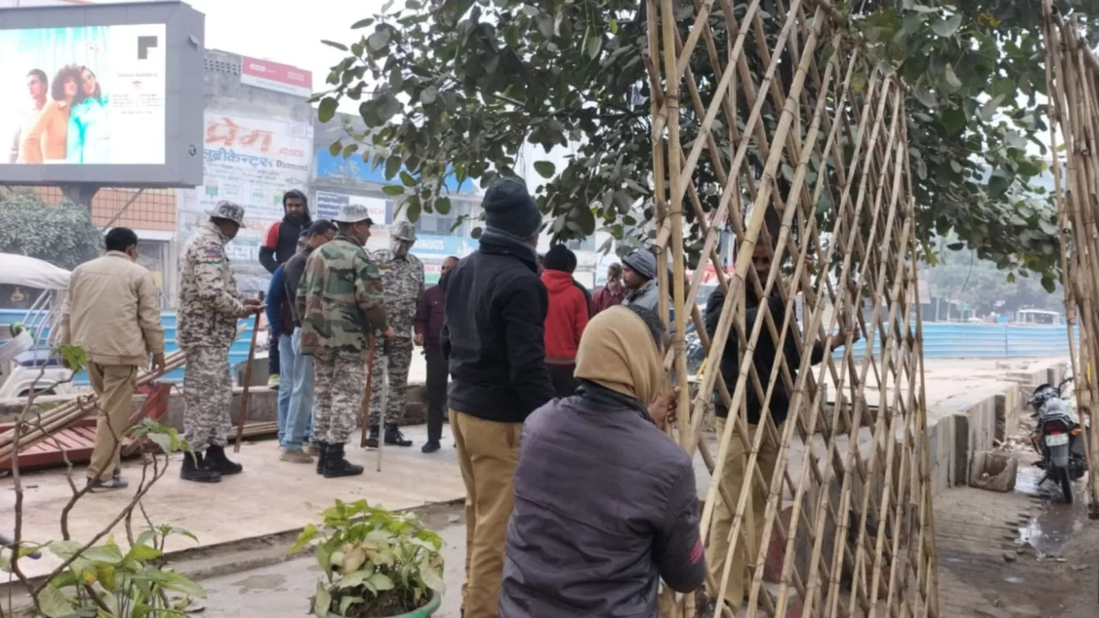 बरेली: बाबा ने अयूब खां चौराहे पर बने मंदिर पर किया अवैध कब्जा, नगर निगम ने हटाया