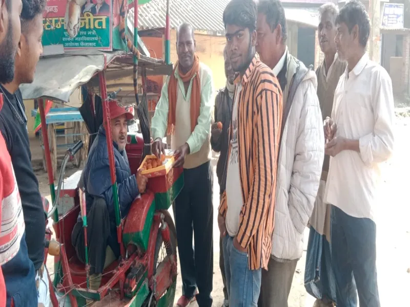 अयोध्या: किसानों ने लड्डू बांट कर जताया बजट का अनोखा विरोध