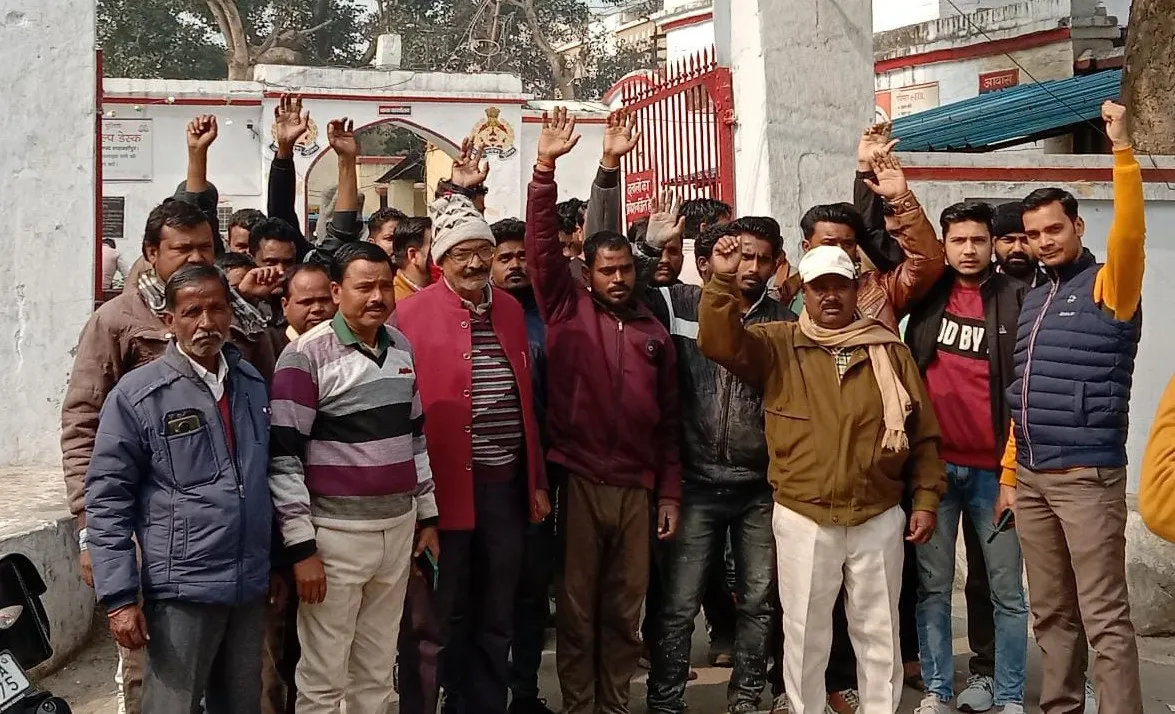 शाहजहांपुर: झाड़ू लगाने पर सफाईकर्मी से गाली-गलौज, थाना घेरा