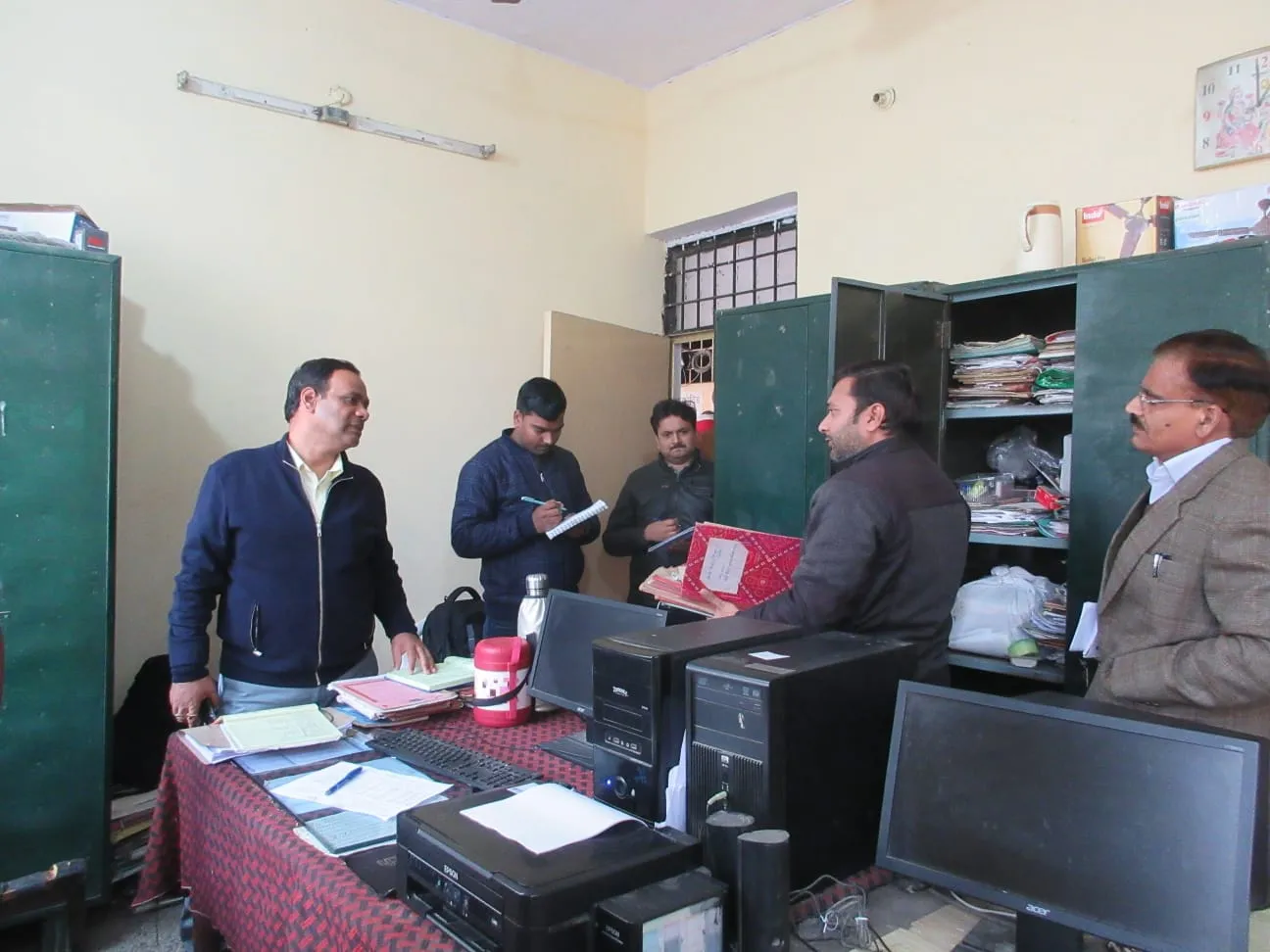 शाहजहांपुर: DIOS कार्यालय में गंदगी देख बिफरे DM, दी चेतावनी