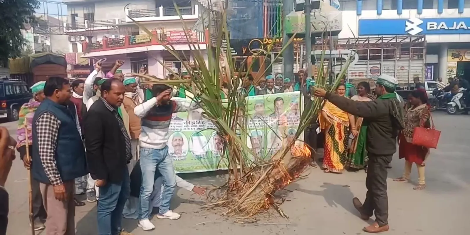 शाहजहांपुर: तीन माह बाद भी मूल्य घोषित नहीं, किसानों ने जलाई गन्ने की होली