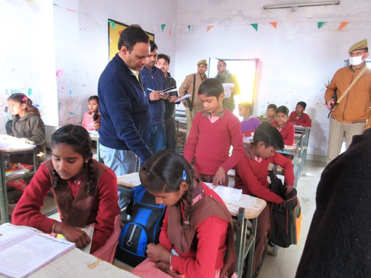 शाहजहांपुर: बीईओ का वेतन रोका, हेड मास्टर को कलान भेजने के निर्देश, जानें पूरा मामला