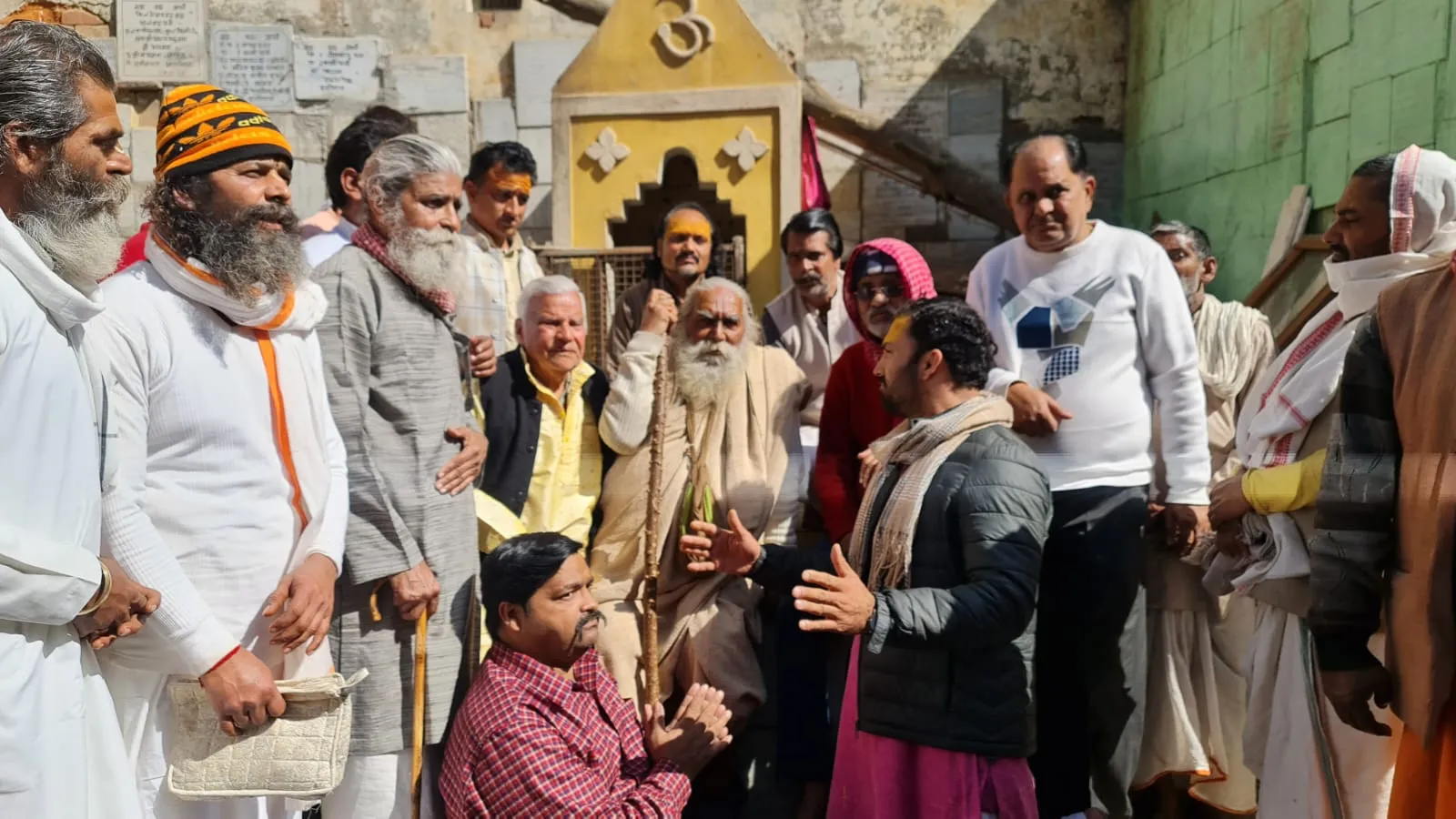 मथुरा: कॉरिडोरका विरोध 24वें दिन भी जारी, आंदोलनकारी अब पहुंच रहे महंतों के द्वार