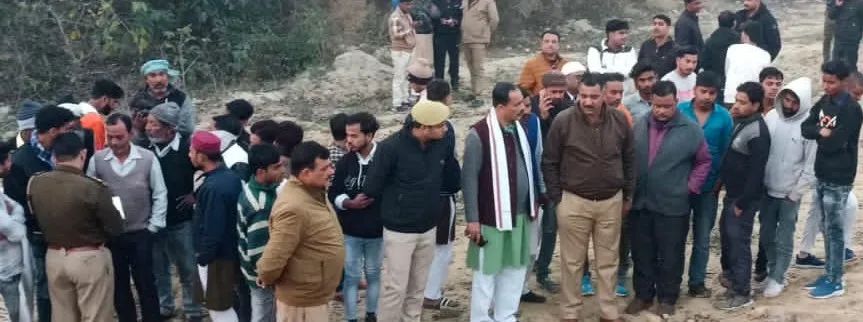 शाहजहांपुर: ई-रिक्शा चालक की 12 दिन बाद मिट्टी में दबी मिली लाश, जांच में जुटी पुलिस