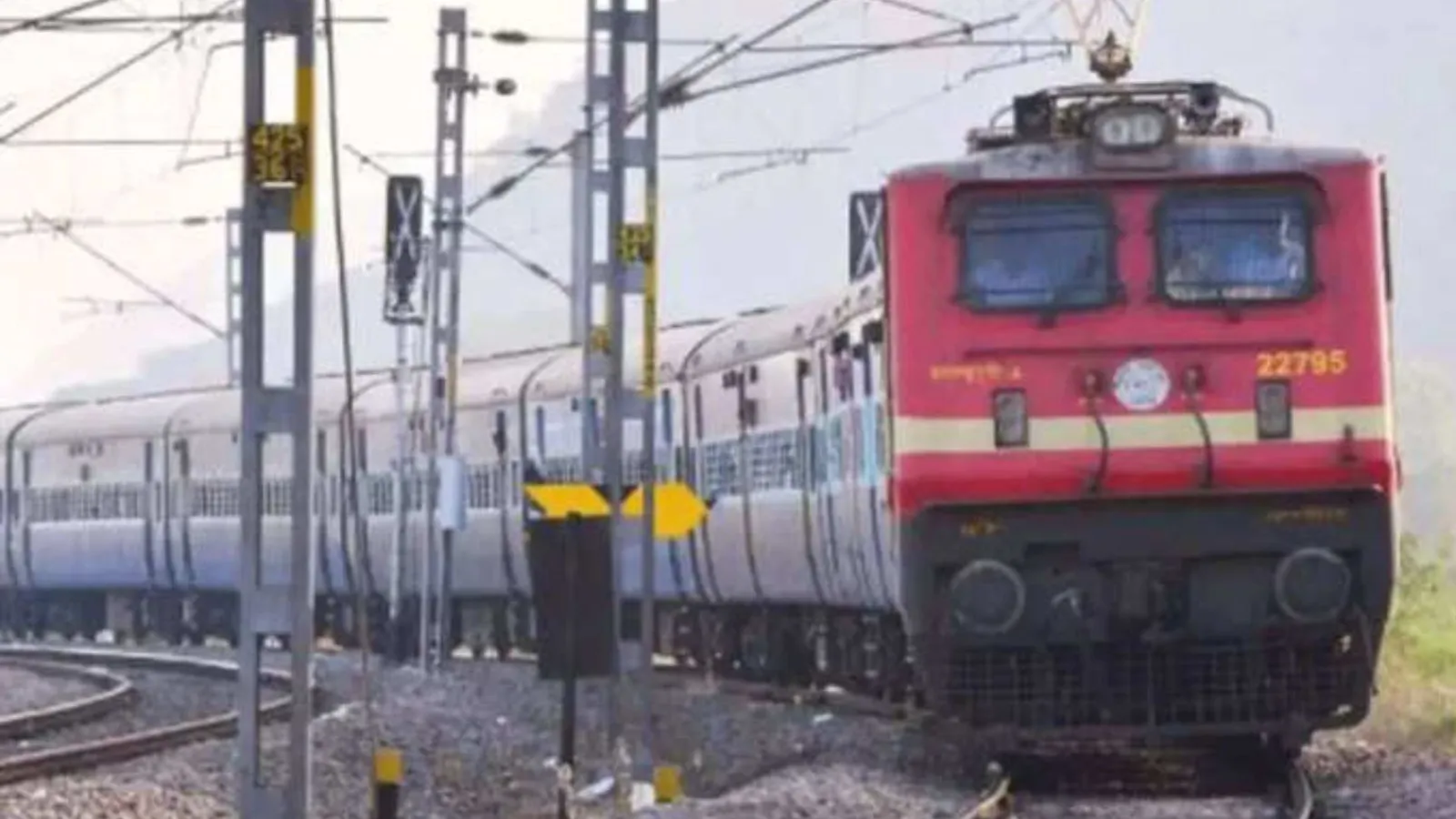 मथुरा: दिल्ली से आगरा जा रही मंगला एक्सप्रेस ट्रेन का इंजन हुआ फेल, हजारों यात्रियों की अटकीं सांसें