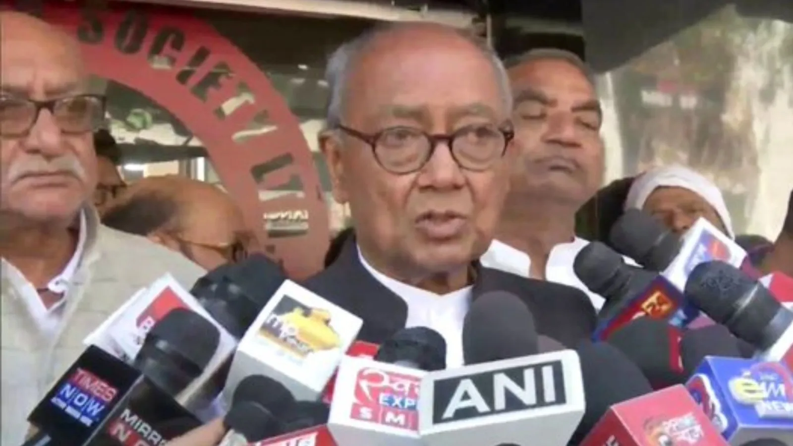 मोदी जी का मतलब है 'मैं खुद ही खाऊंगा, दूसरों को नहीं खाने दूंगा' :  दिग्विजय सिंह