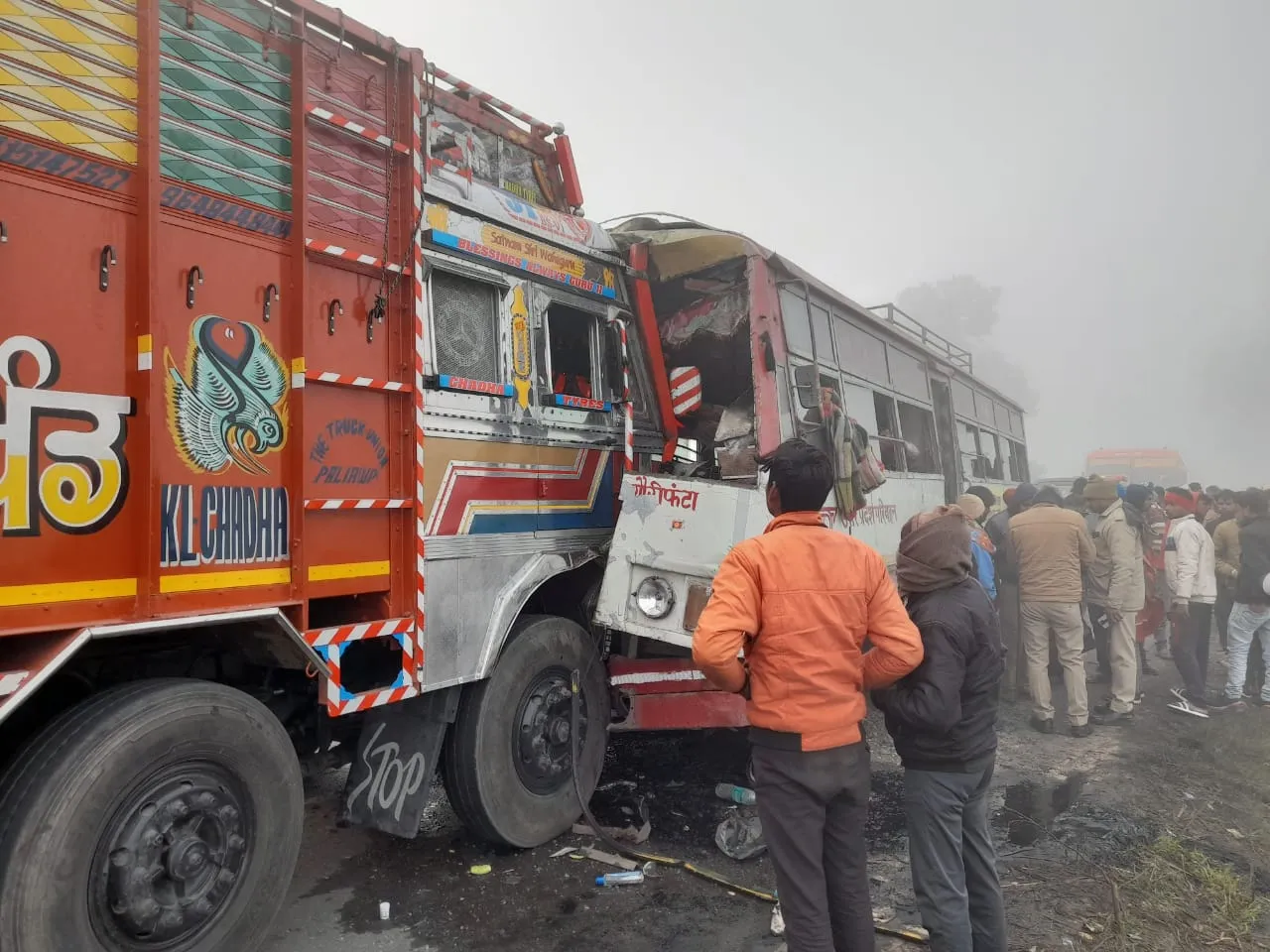 शाहजहांपुर: घने कोहरे में बस और ट्रक की भिड़ंत, चालक समेत तीस यात्री घायल
