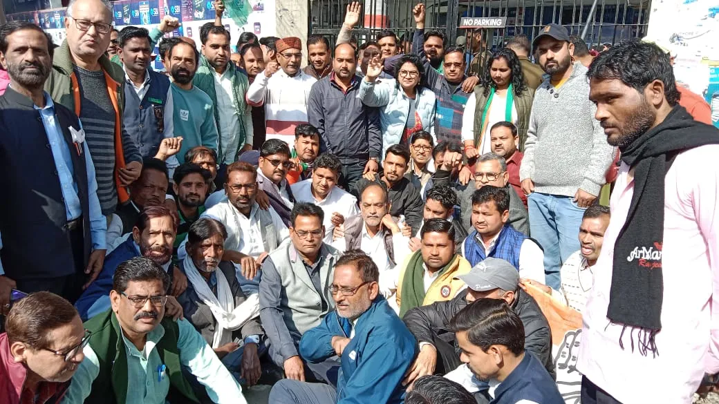 शाहजहांपुर: कांग्रेसियों ने SBI शाखा का किया घेराव, अडानी समूह के निवेशकों की सुरक्षा को लेकर उठाई मांग