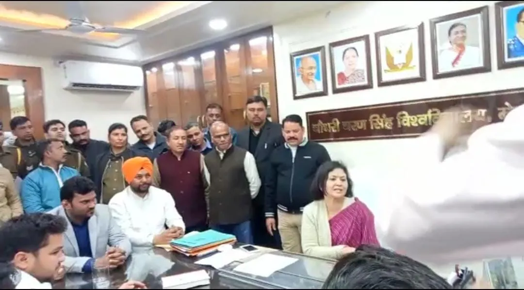 मेरठ: वरिष्ठ लिपिक और जिला पंचायत सदस्य से अभद्रता, लोकदल कार्यकर्ताओं ने किया हंगामा