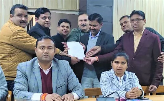 पीलीभीत: वाणिज्य बंधु बैठक स्थगित पर व्यापारियों ने जताई नाराजगी, सौंपा ज्ञापन