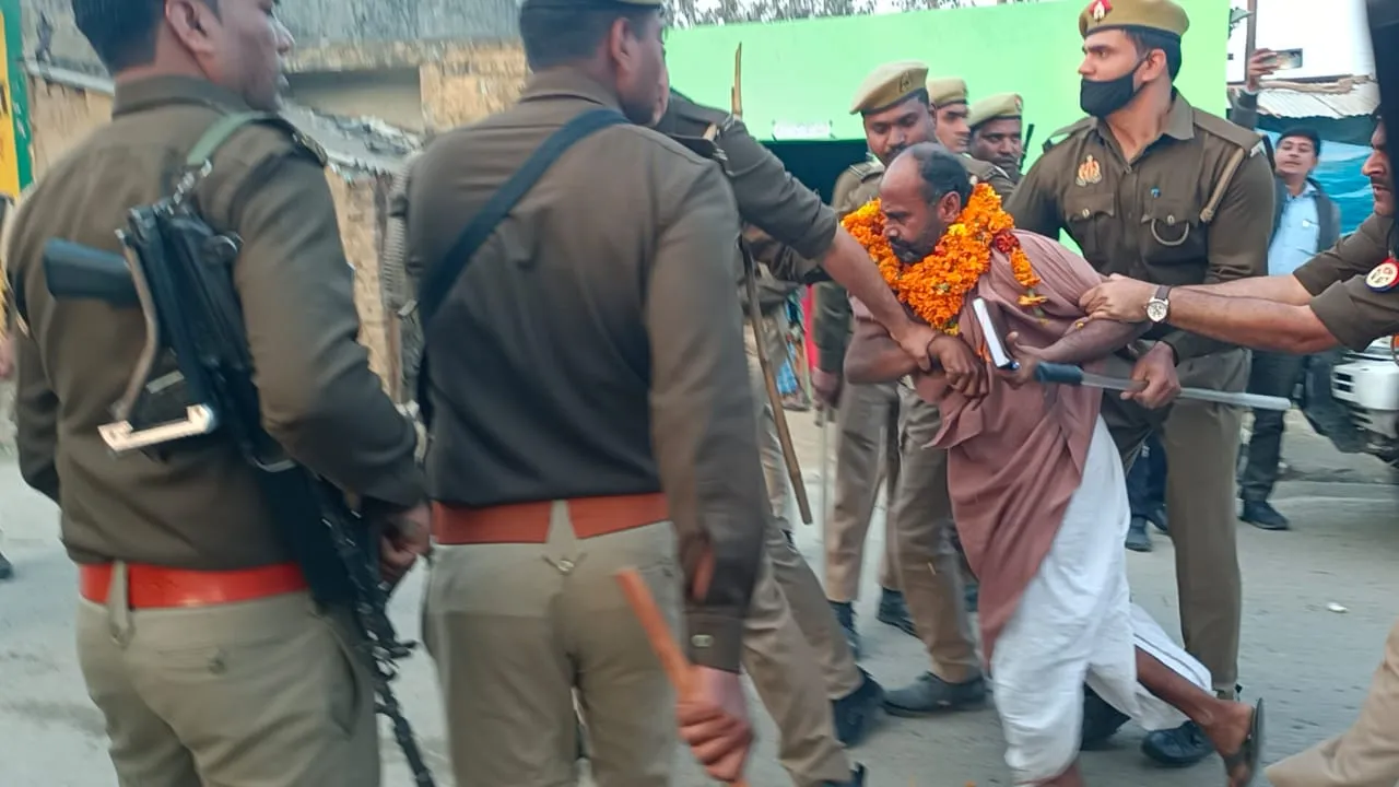 शाहजहांपुर: तिलहर में किसानों का पथराव, वाहन तोड़े, पुलिस ने किया लाठीचार्ज