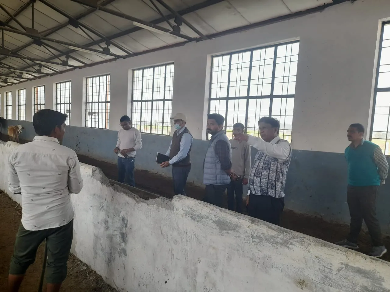 शाहजहांपुर: सीवीओ को गौशाला निरीक्षण में मिली खामियां, लगाई फटकार