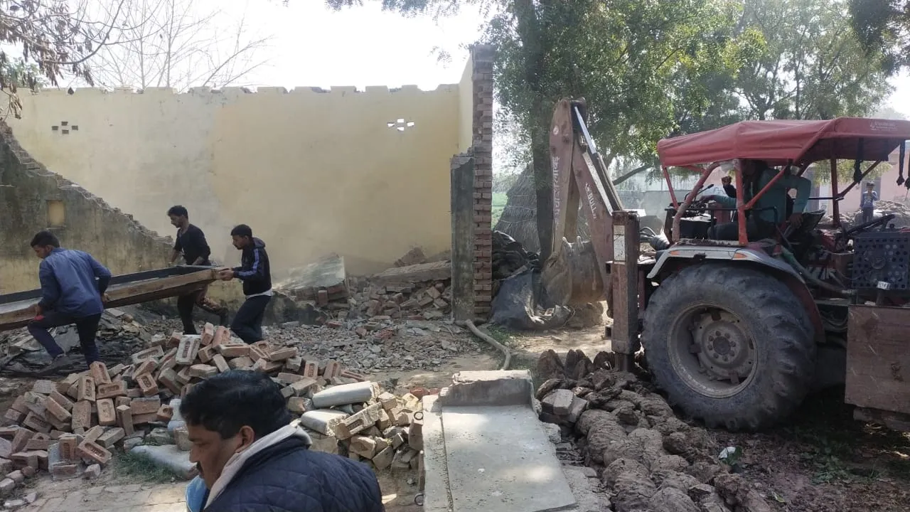 मेरठ: तालाब पर सालों से था कब्जा, अवैध कमरों पर गरजा प्रशासन का महाबली