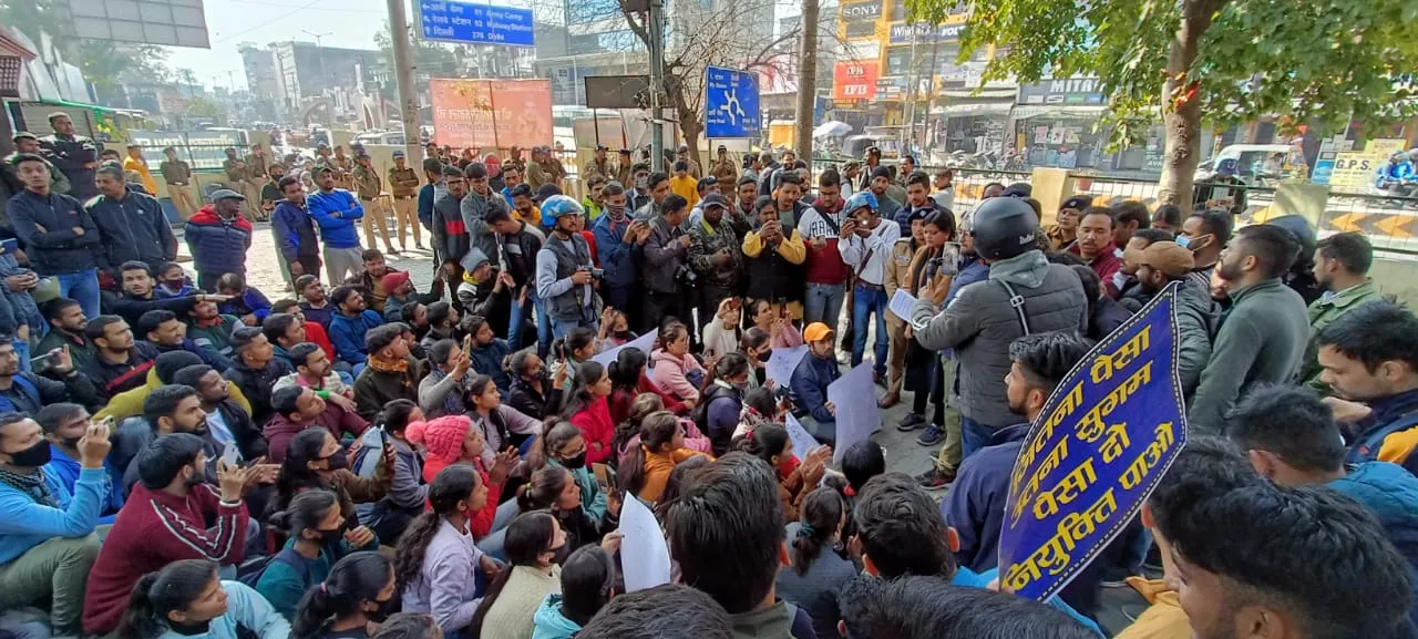 हल्द्वानी: राज्य सरकार के खिलाफ भड़के बेरोजगार, बोले- धामी जी काम में दिखाइए स्मार्टनेस
