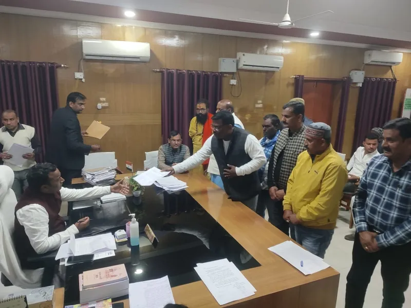 अयोध्या: अंडरपास बनाए जाने के लिए डीएम को ज्ञापन सौंपा 
