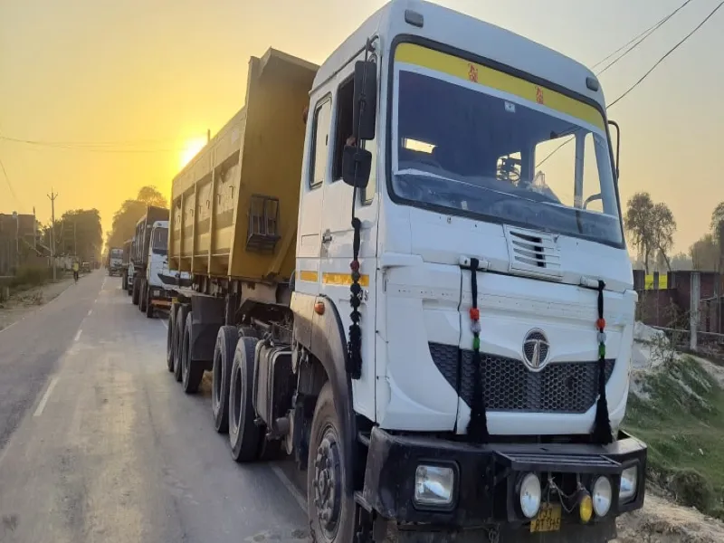 रायबरेली: निवेशकों के महाकुम्भ को लेकर बीबी हाईवे पर लगी रही वाहनों की 6 किमी लम्बी कतार