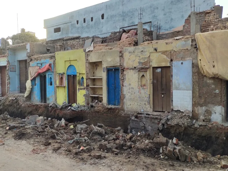 अयोध्या: सीवर लाइन की खोदाई से परेशान दर्जन भर परिवारों ने छोड़ा घर